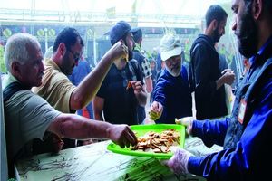 روزانه ۳۰۰ کیلوگرم سوهان قم در میان زائران اربعین حسینی توزیع می گردد