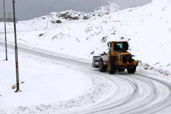 تداوم فعالیت سامانه بارشی و اجرای عملیات برف‌روبی ۱۲۰ هزار کیلومتر از راه‌های اصلی کشور