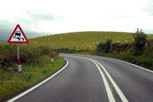 بیش از ۲۸ هزار علائم ترافیکی در جاده‌های خوزستان نصب شد