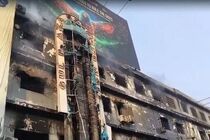 سفیر ایران در پاکستان با خانواده‌های قربانیان آتش‌سوزی در کراچی ابراز همدردی کرد