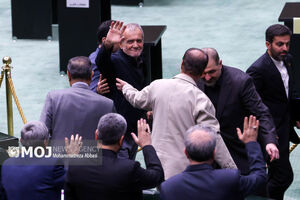 رئیس‌جمهور برای دفاع از کلیات بودجه ۱۴۰۵ وارد مجلس شد
