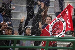 هواداران معترض پرسپولیس پس از حضور مقابل فدراسیون فوتبال به محل باشگاه رفتند