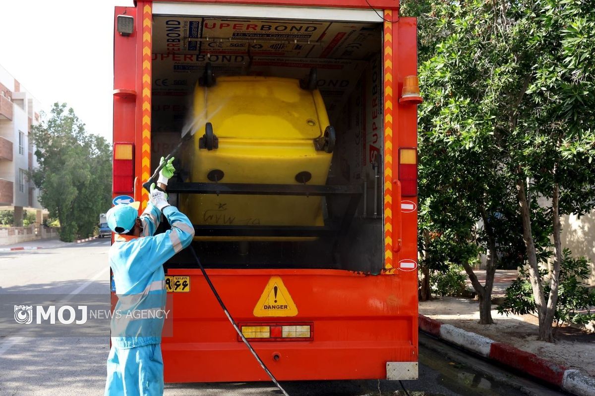 شستشوی سطل های زباله در کیش