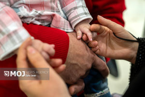 فرزندخوانده طبق قانون ارث نمی‌برد/ اختیار نام‌گذاری با خانواده جایگزین است