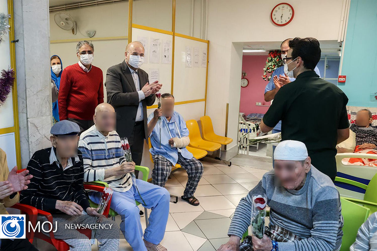 جشن شب یلدا در یکی از مراکز نگهداری سالمندان