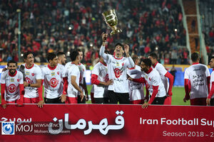 اهدای جام قهرمانی سوپر جام فوتبال به پرسپولیس
