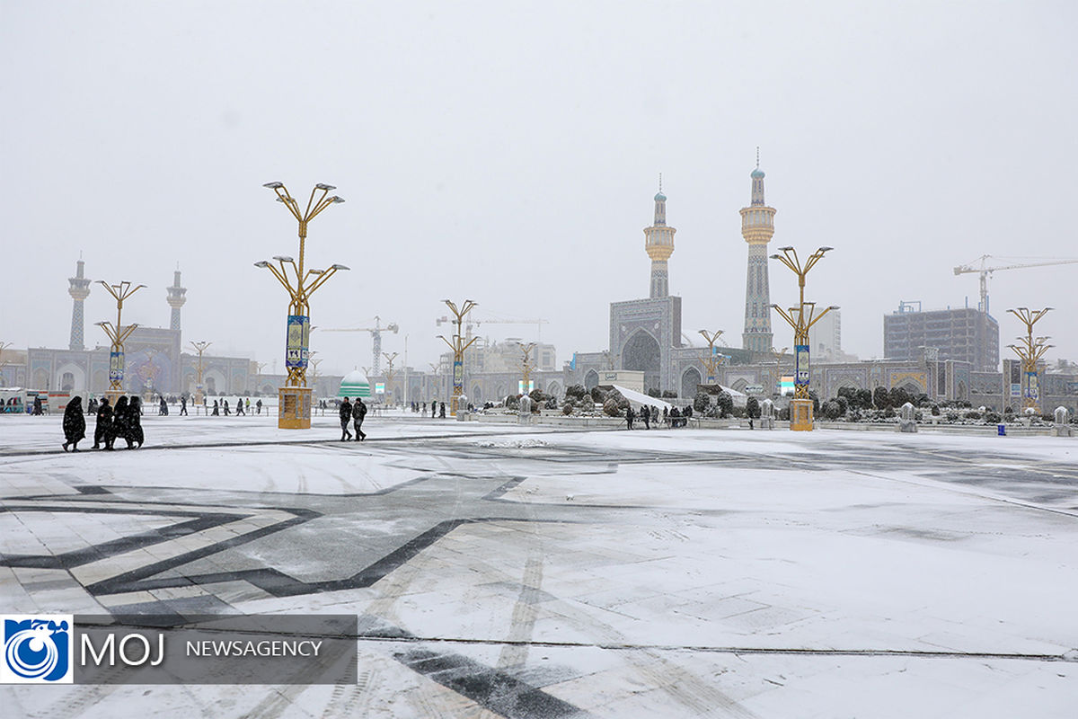 بارش برف در حرم مطهر رضوی