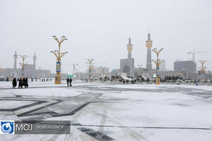 پارو کردن برف در حرم مطهر رضوی