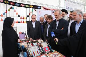 بازدید رئیس جمهور از نمایشگاه اقدامات قرارگاه اجتماعی البرز
