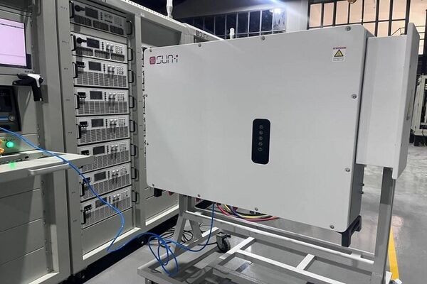 نخستین کارخانه تولید اینورترهای صنعتی نیروگاه‌های خورشیدی آغاز به کار کرد