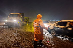 تمام مسیرهای ارتباطی شهر قم با وجود بارش برف باز است