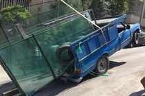 بار شیشه، وانت نیسان را نیمه واژگون کرد!