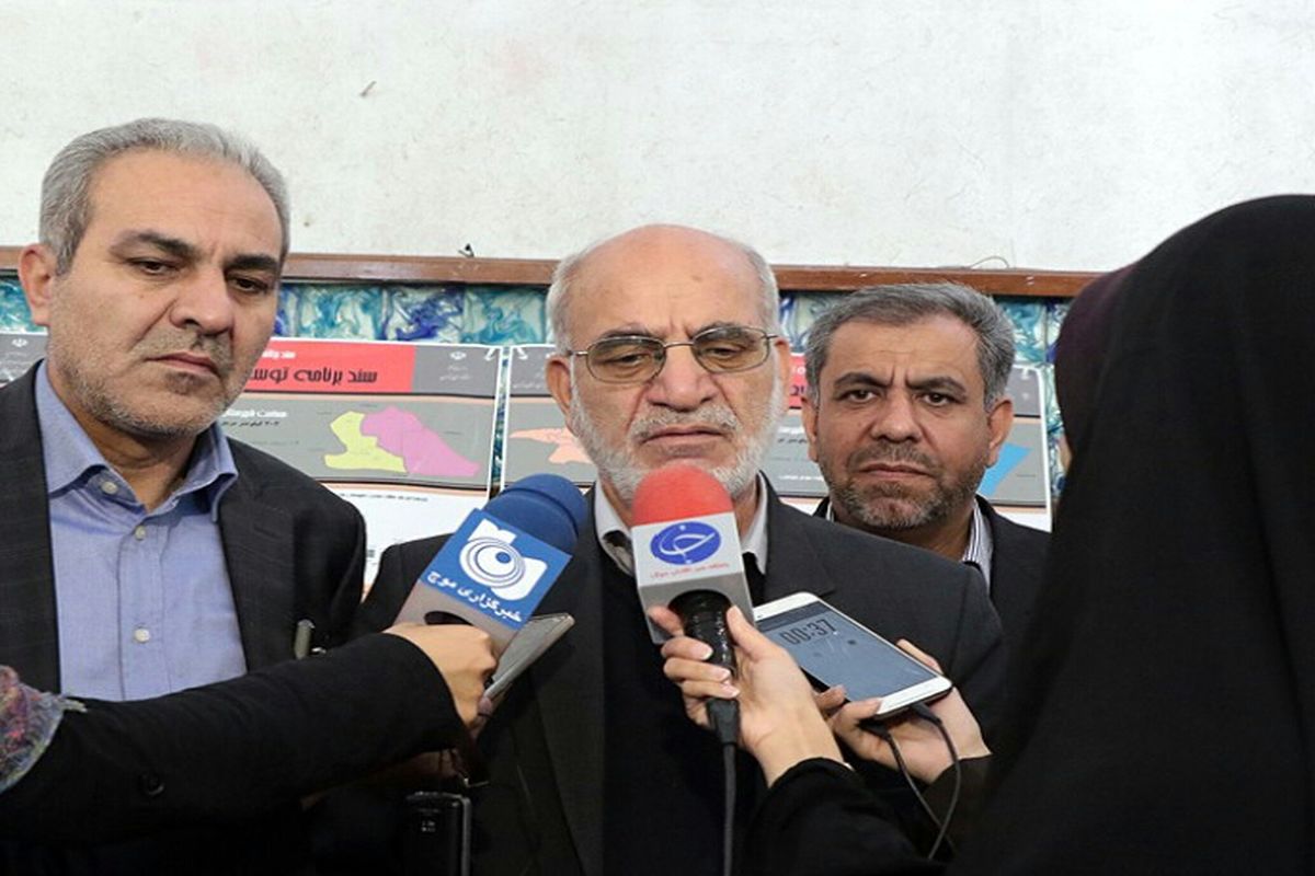 مقیمی استاندار تهران در جمع خبرنگاران با لوگوی موج