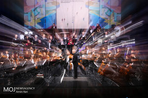 ارکستر ملی آثار خاطره انگیز انقلاب را اجرا کرد / غلامعلی حداد عادل هم به تماشا نشست