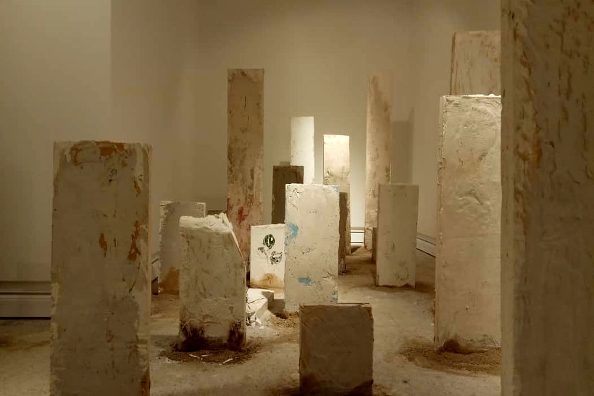 عاشقان بی مزار در نمایشگاه جنب سینا اطهر اثر محمود مکتبی