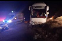 امدادرسانی هلال احمر یزد به صدومان حادثه انحراف اتوبوس اصفهان _ بندرعباس در محور مهریز به انار