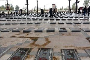 فرزندان شاهد یزدی تحویل سال با آرمان های شهدا تجدید میثاق کردند