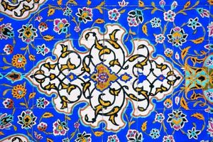 اتمام کاشی‌کاری گنبد آستان امامزاده فاضل(ع) همزمان با ایام نوروز 