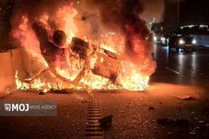 یک خودرو در بزرگراه تهران- قم دچار حریق شد/ راننده جان باخت