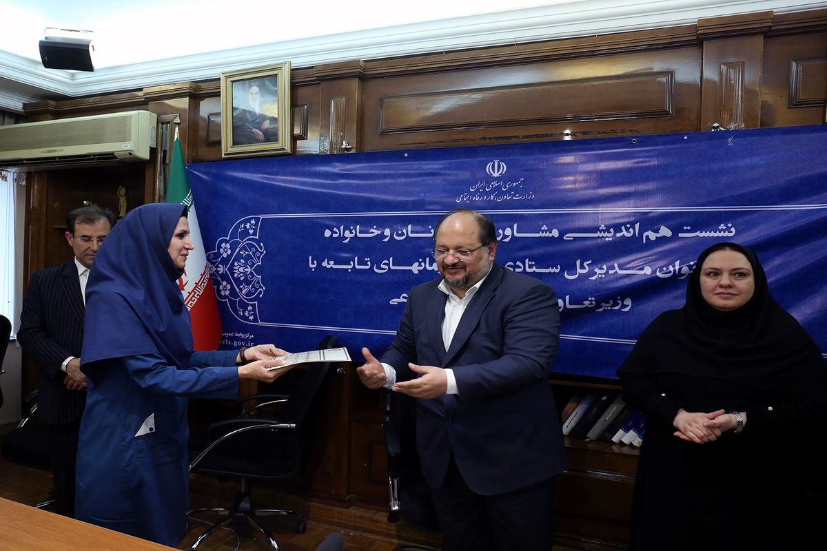 نشست-هم-اندیشی-مشاور-امور-زنان-و-خانواده-و-بانوان-مدیر-کل-ستادی-و-سازمان-های-تابعه-با-شریعتمداری-اسفند-ماه-97-12