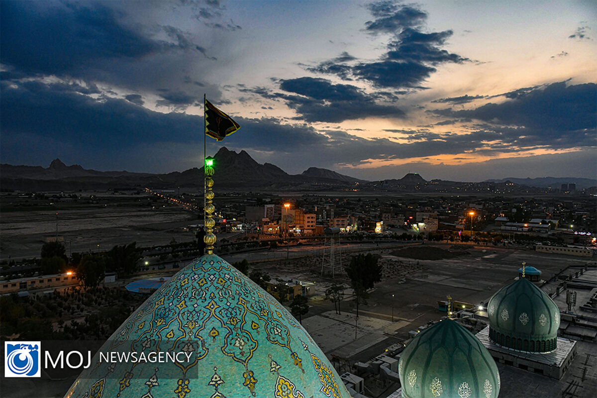 تعویض پرچم گنبد مسجد مقدس جمکران به مناسبت ماه محرم 