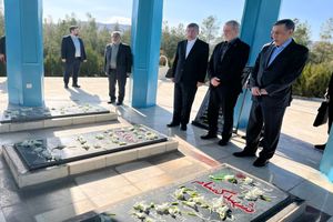 ادای احترام رئیس‌جمهور به مقام شامخ شهدای استان لرستان