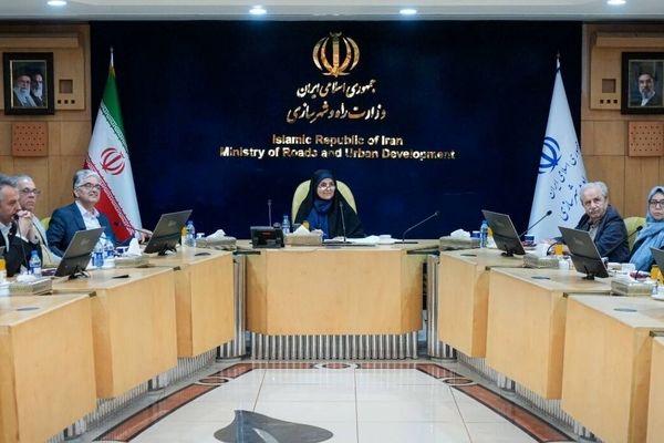 وزیر راه و شهرسازی از اساتید دانشگاه برای ایفای نقش فعال‌تر در حل مسائل کشور دعوت کرد