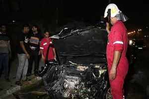 خودرو پژو پس از برخورد با جدول در شعله‌های آتش سوخت