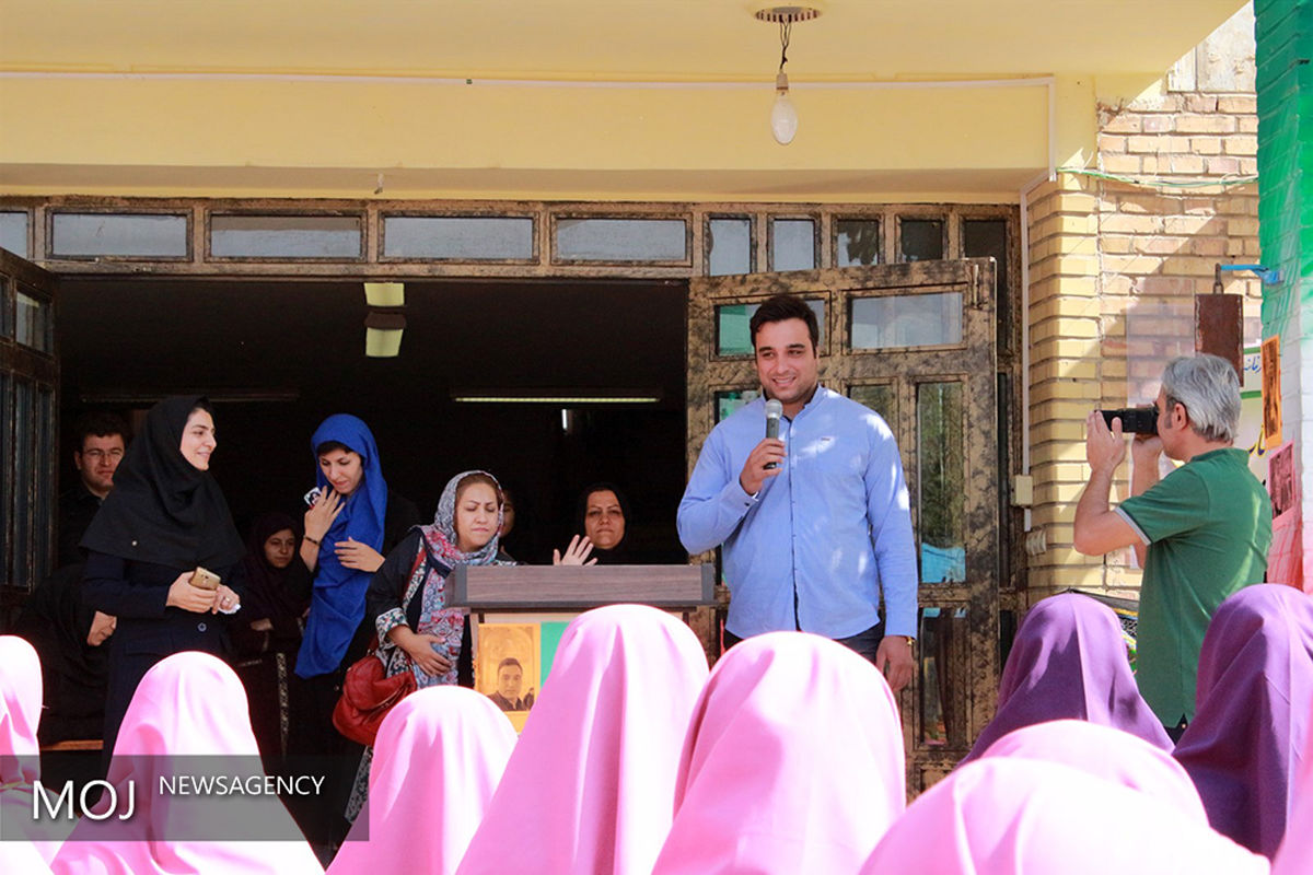 تجهیز کتابخانه مدرسه زینبیه با همراهی احسان حدادی