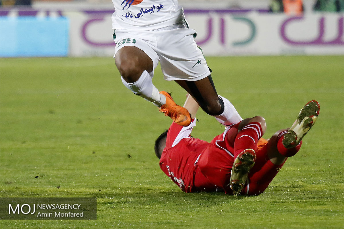 دیدار تیم های فوتبال پرسپولیس و ذوب آهن اصفهان