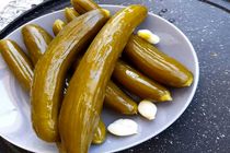دیگه از بیرون خیارشور نخر / با این روش خیار خوشمزه و مجلسی درست کن