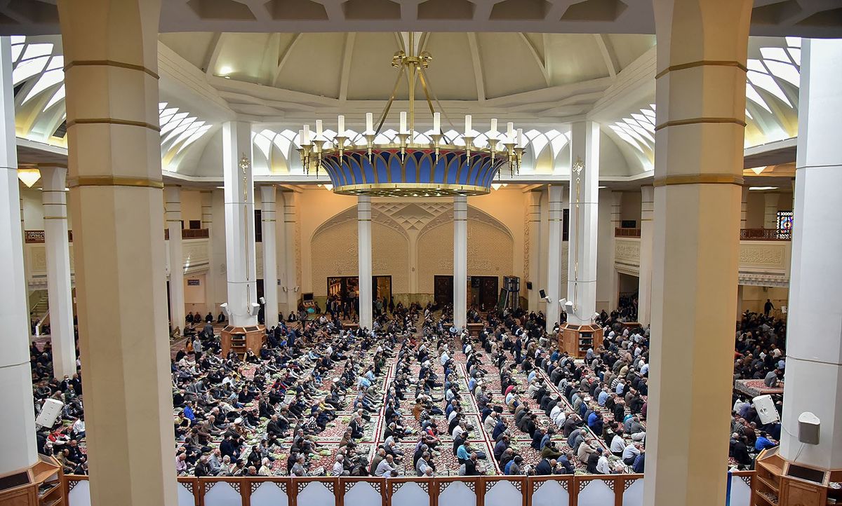 دشمن به هر شکلی تهمت و افترا زدن به جامعه اسلامی را انجام میدهد