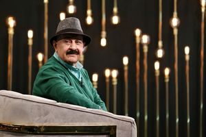 کاربلدها در خانه نشسته اند و دستمال به دست ها بازی می کنند!