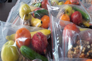 توزیع بیش از ٢۷۰۰ بسته یلدای مهدوی در غرب شیراز