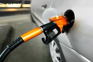 چرا با موتور روشن بنزین زدن اشتباه است