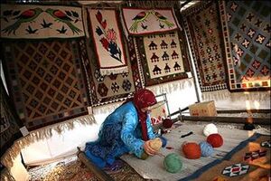 ثبت و حفظ آثار زنان عشایری برای آینده صنایع دستی کشور ضروری است/افتتاح اولین گالری صنایع دستی زنان عشایری در تهران
