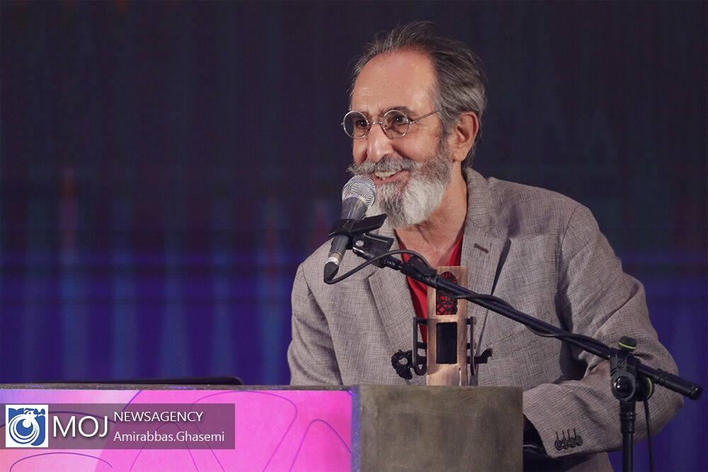 فرهاد آییش از ۲۵ تیر ماه با تئاتر «گزارشی به آکادمی»  روی صحنه است