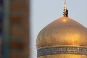 تعویض پرچم گنبد منور رضوی در آستانه شهادت حضرت زهرا (س)
