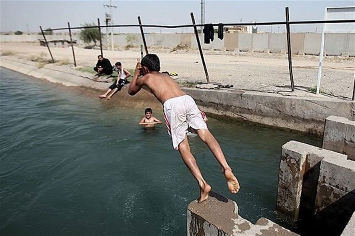 شنا کردن در کانال آبیاری