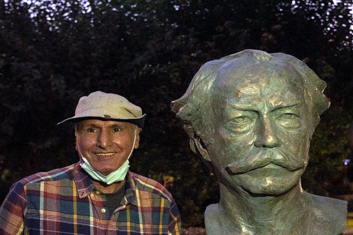 ایرج محمدی خالق سردیس مرتضی ممیز در خانه هنرمندان ایران