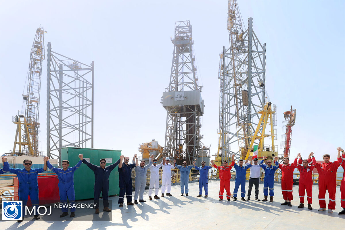 بازدید رئیس جمهور از سکوی فاز 11 میدان گازی پارس جنوبی