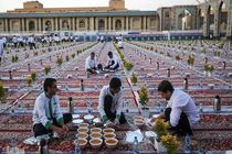 حال و هوای تبرک‌خانه حضرت امام رضا (ع) در ماه مبارک رمضان + فیلم