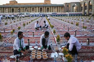 سفره‌های افطاری در حرم مطهر رضوی گسترده می‌شود 