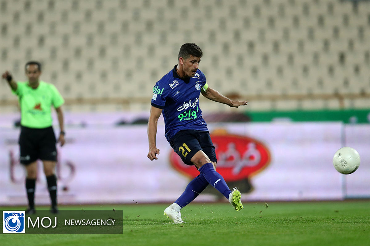 دیدار تیم های فوتبال استقلال و تراکتور