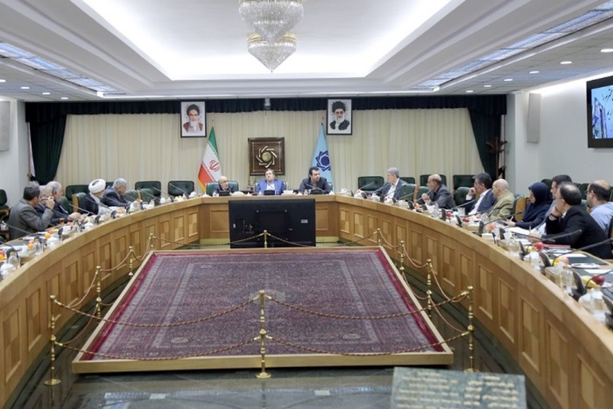 نشست دوره‌ ای همتی با اقتصاددانان