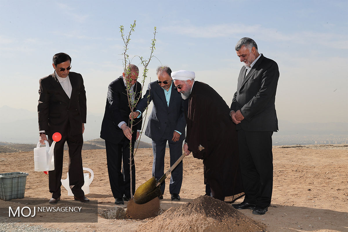 کاشت نهال بادام توسط رییس جمهوری