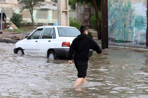 آتش نشانی دزفول برای امدادرسانی به خودروهای گرفتار در آبگرفتگی آمد 