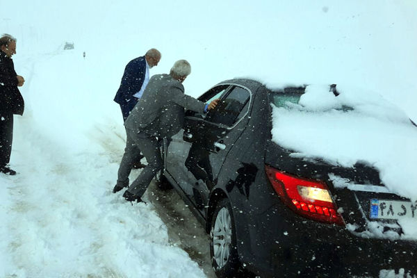 ۱۰ هزار نفر از برف و کولاک در جاده ها نجات داد