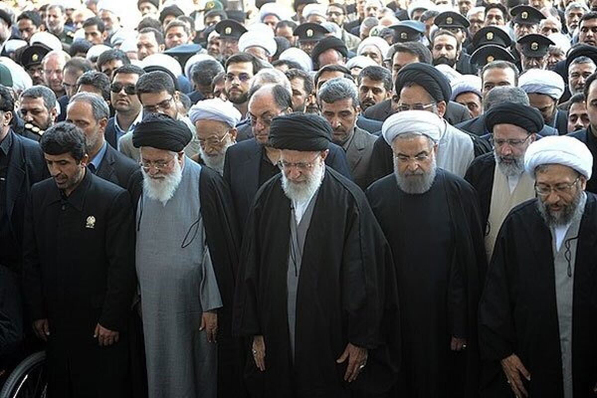 اقامه نماز بر پیکر شهید سپهبد سلیمانی