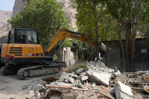 مرحله سوم تخریب رستوران‌های غیرمجاز در محدوده تاق‌بستان اجرا شد